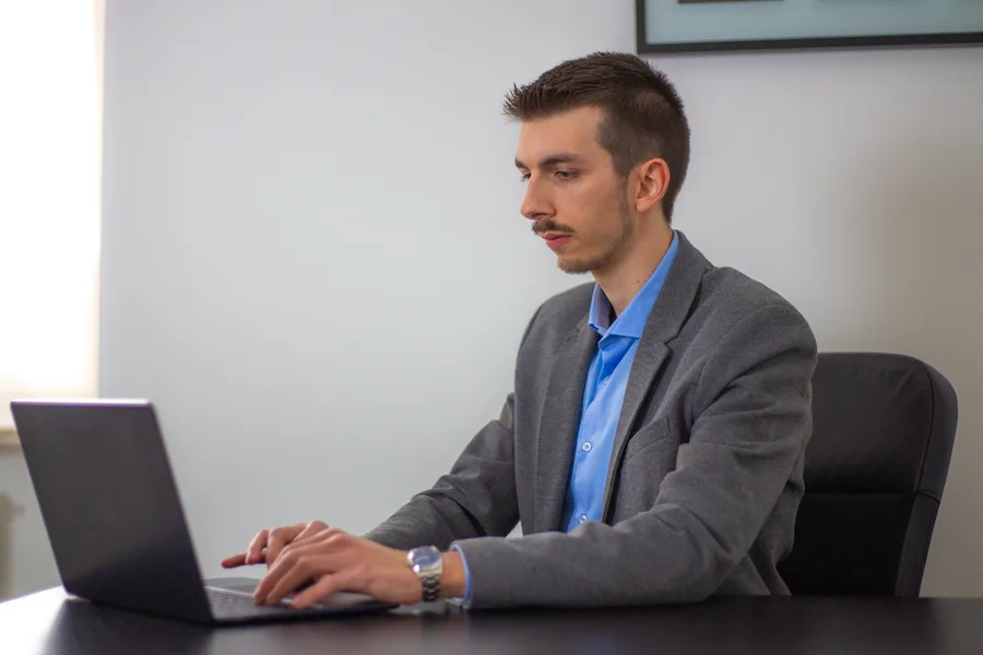 Simone - Psicologo e Webmaster al lavoro al computer